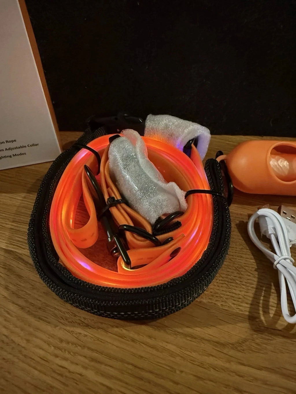 Pueikai Led Hundeleine, Halsband Typ-C Wiederaufladbar mit Hundekotbeutel Orange